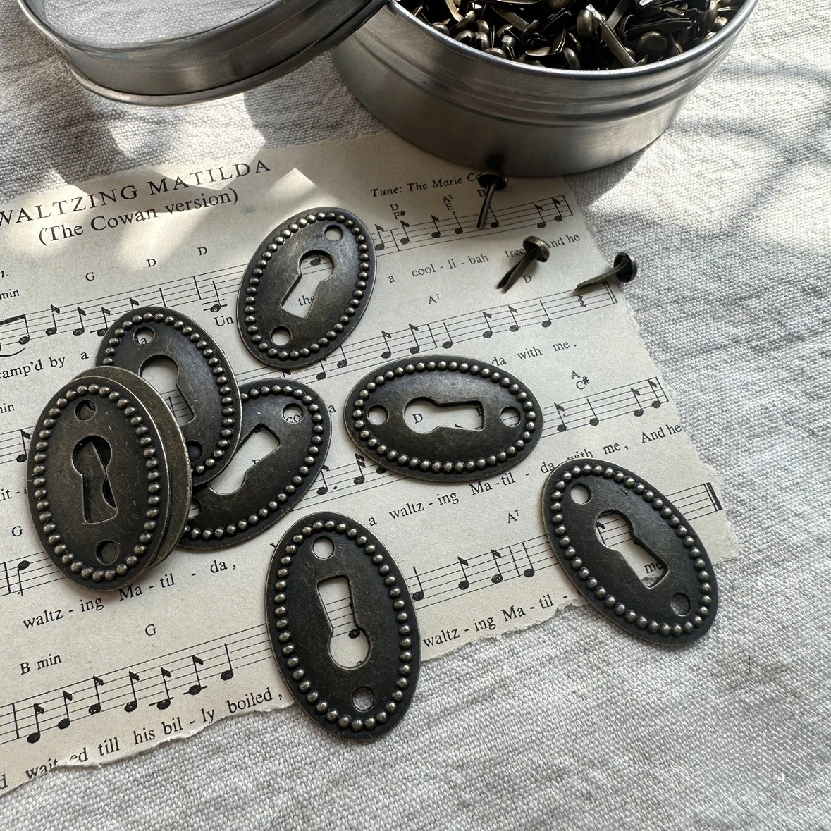 20 قطعة غطاء ثقب المفتاح البيضاوي إدراج النحاس الباب درج لوحة ثقب المفتاح غطاء Escutcheon لوحة قفل الباب إكسسوارات أثاث الأجهزة