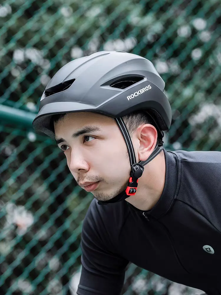 خوذة ركوب الدراجات الجديدة لعام 2025 مع قفل مضاد للسرقة وغطاء مطر أبيض قابل للتعديل خوذة دراجة سكوتر للجنسين لسلامة الدراجات النارية