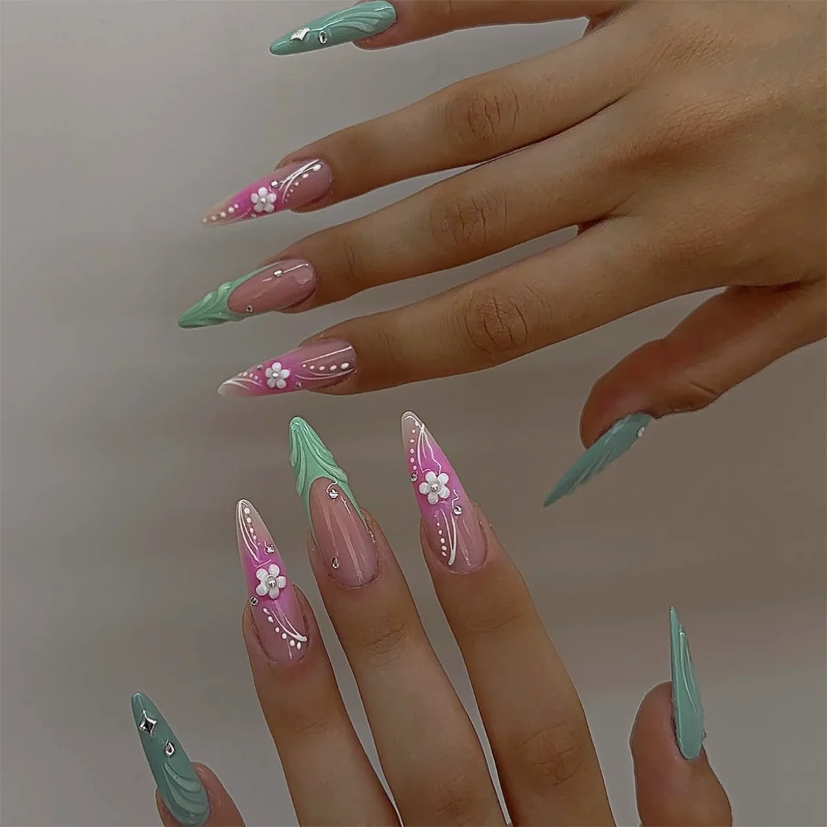 24 個の長い尖った再利用可能なかわいい付け爪グリーンフレンチフラワーパターン ABS フルカバーデザイン指の爪