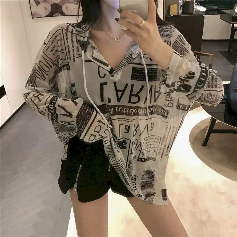 2024 New Women's T-shirt Sunscreen Clothes Graffiti Printing Loose Thin Wild Hooded Back Hollow Thin Shirt Isn't Trendy Harajuku