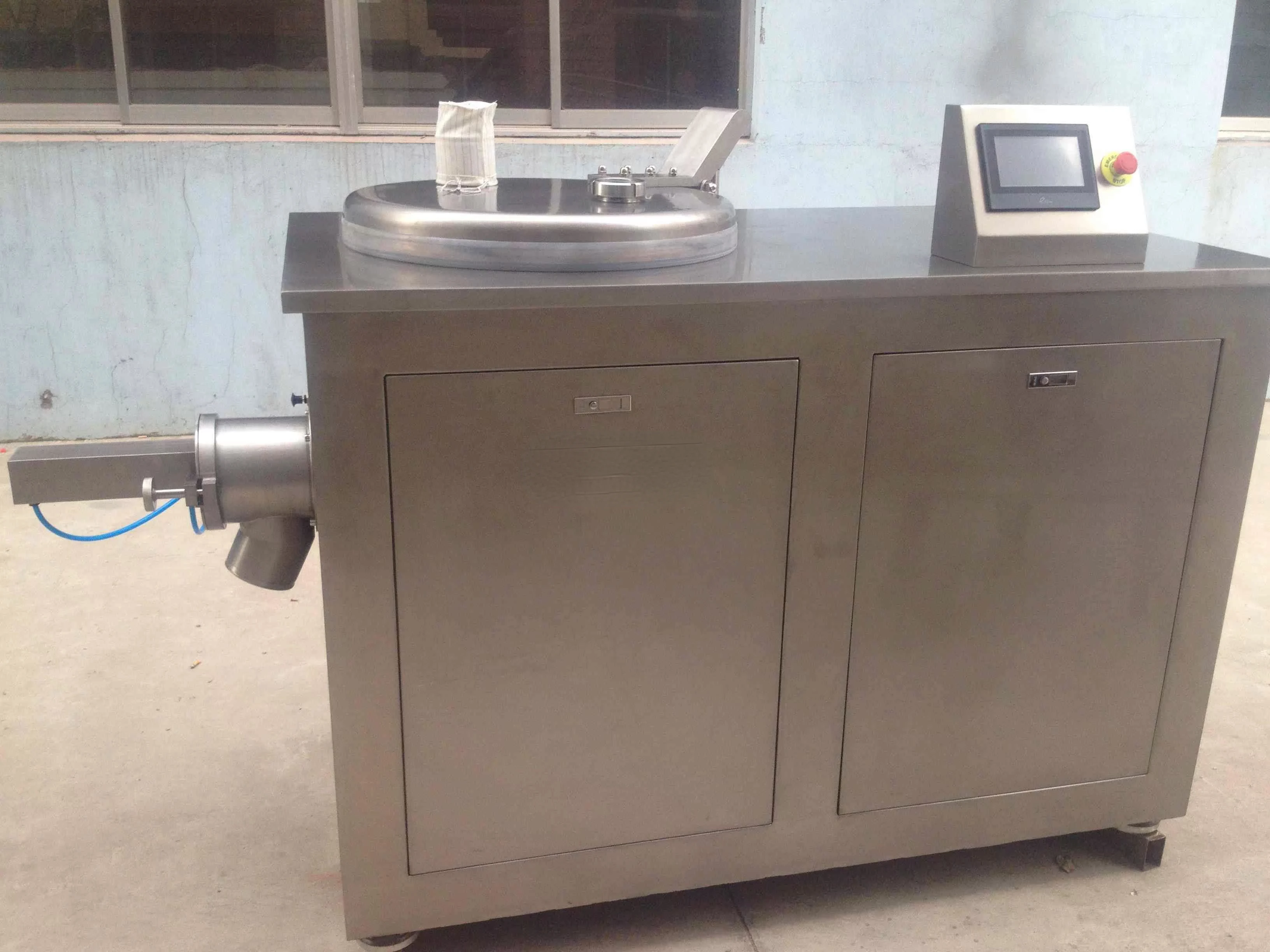 Wet mixing granulator