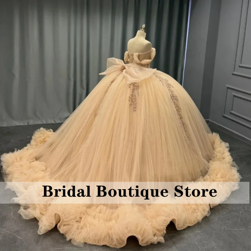 فستان Quinceanera بلون الشمبانيا اللامع من الكريستال اللامع وذيل طويل من الدانتيل بطبقات فيونكة فيستدوس دي 15 Quinceanera ﻿ تخصيص