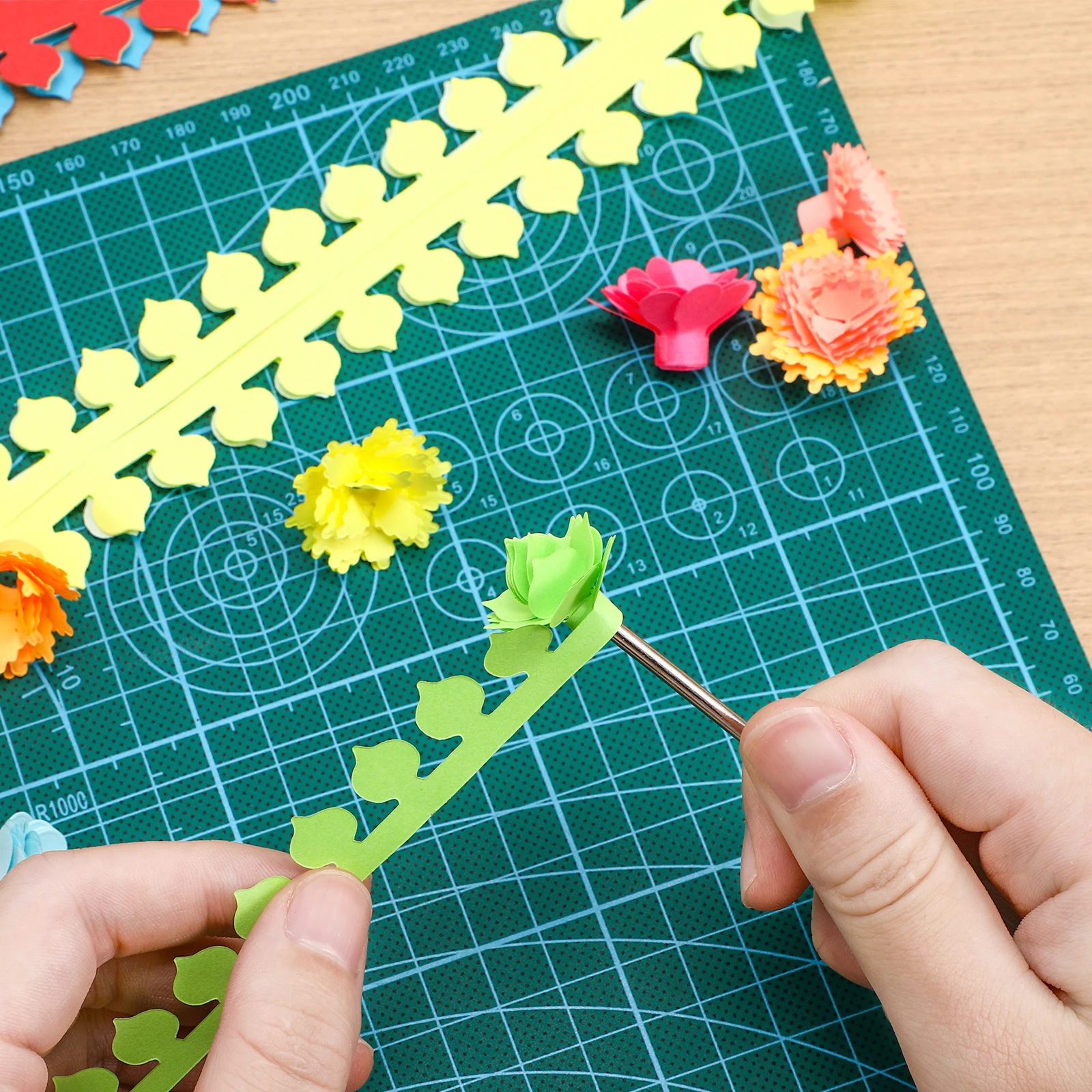 

90 Pcs Paper Roll Flower Shape Multi-color Quilling Strips Kits Running Precut Floral Child
