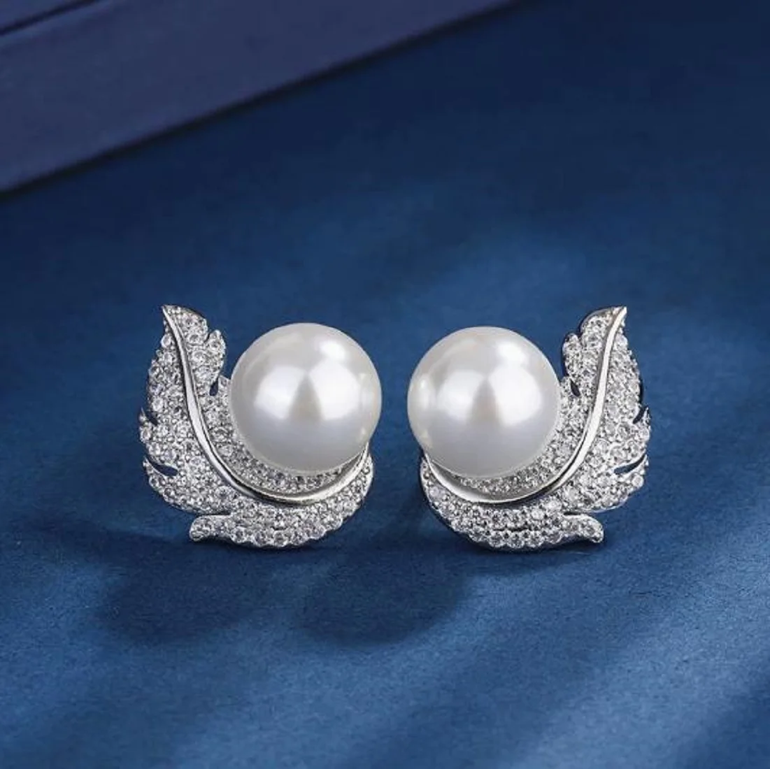 splendido-orecchino-a-lobo-con-perla-bianca-rotonda-da-11-12-mm-dei-mari-del-sud-in-argento-925
