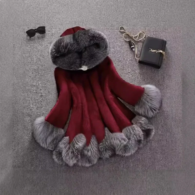 معطف فرو صناعي جديد لعام 2025 للنساء باللون الأبيض والرمادي متوسط وطويل مع قلنسوة مع أزرار معطف مخملي من فرو الثعلب المقلد