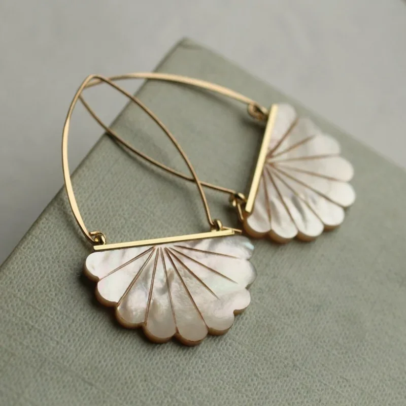 أقراط أوراق شجر بيضاء مبتكرة ورائعة على شكل مروحة، مجوهرات عصرية للعرائس، هدايا مثالية لحفلات العطلات