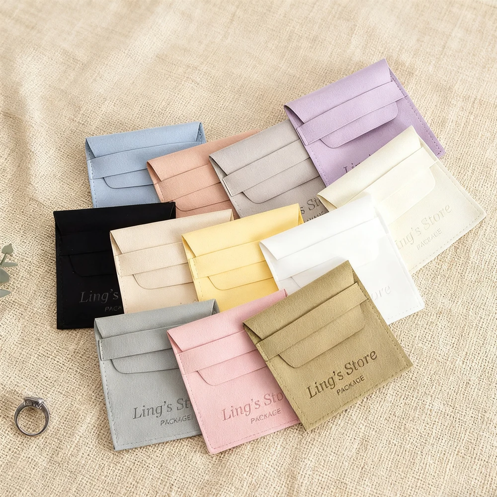 

50 шт., индивидуальный логотип, полоска для ювелирных изделий из микрофибры, подарочная сумка, бархатный мешок с клапаном 8x8 см, 10x10 см, 12x12 см, бархатный мешочек, конверт, кольцо, карман