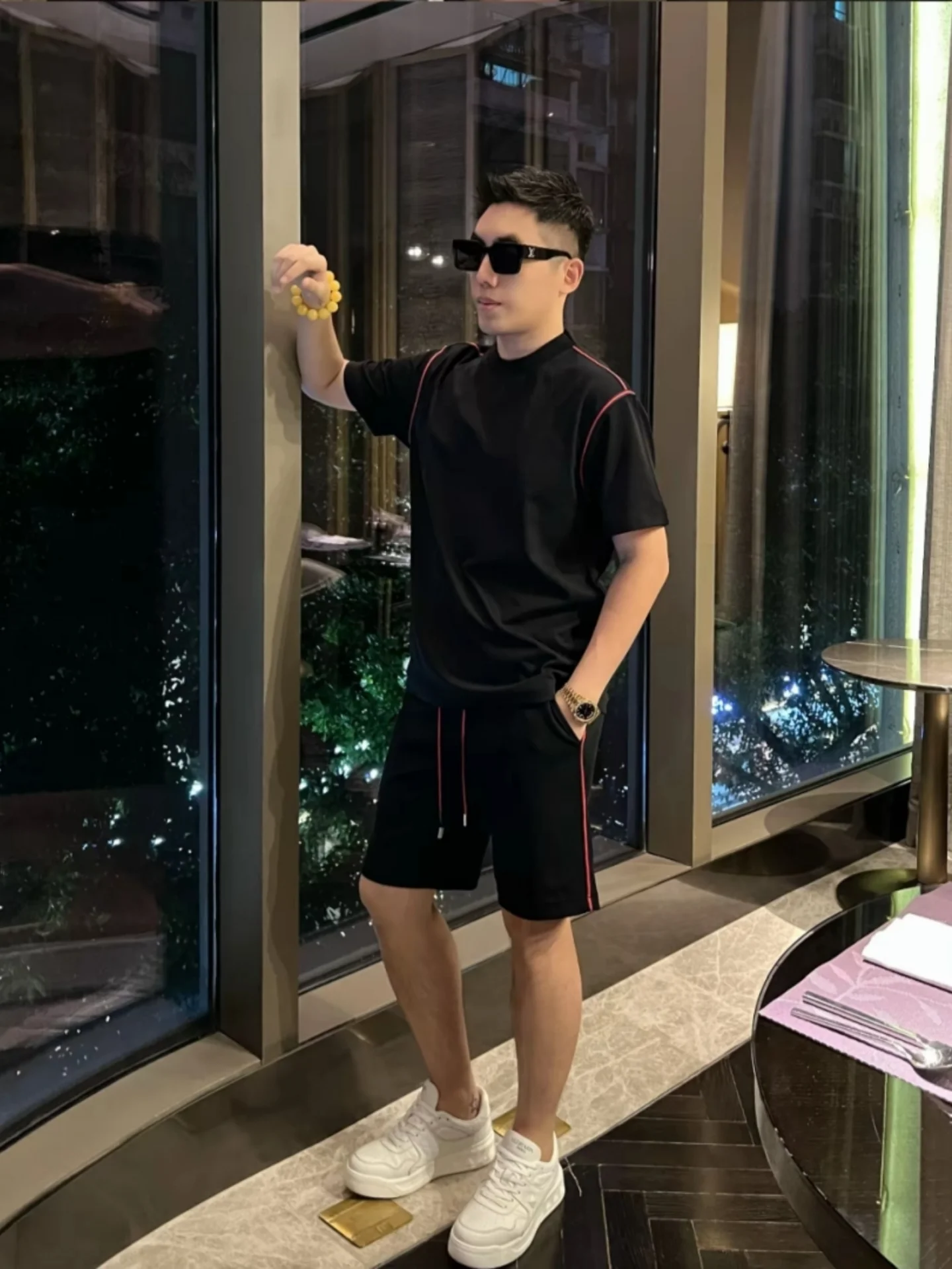 

Летний тонкий полосатый комплект: повседневный мужской костюм из футболки и шорт, модный красный цвет, легкий и стильный, с эффектом «высокой чувственности»