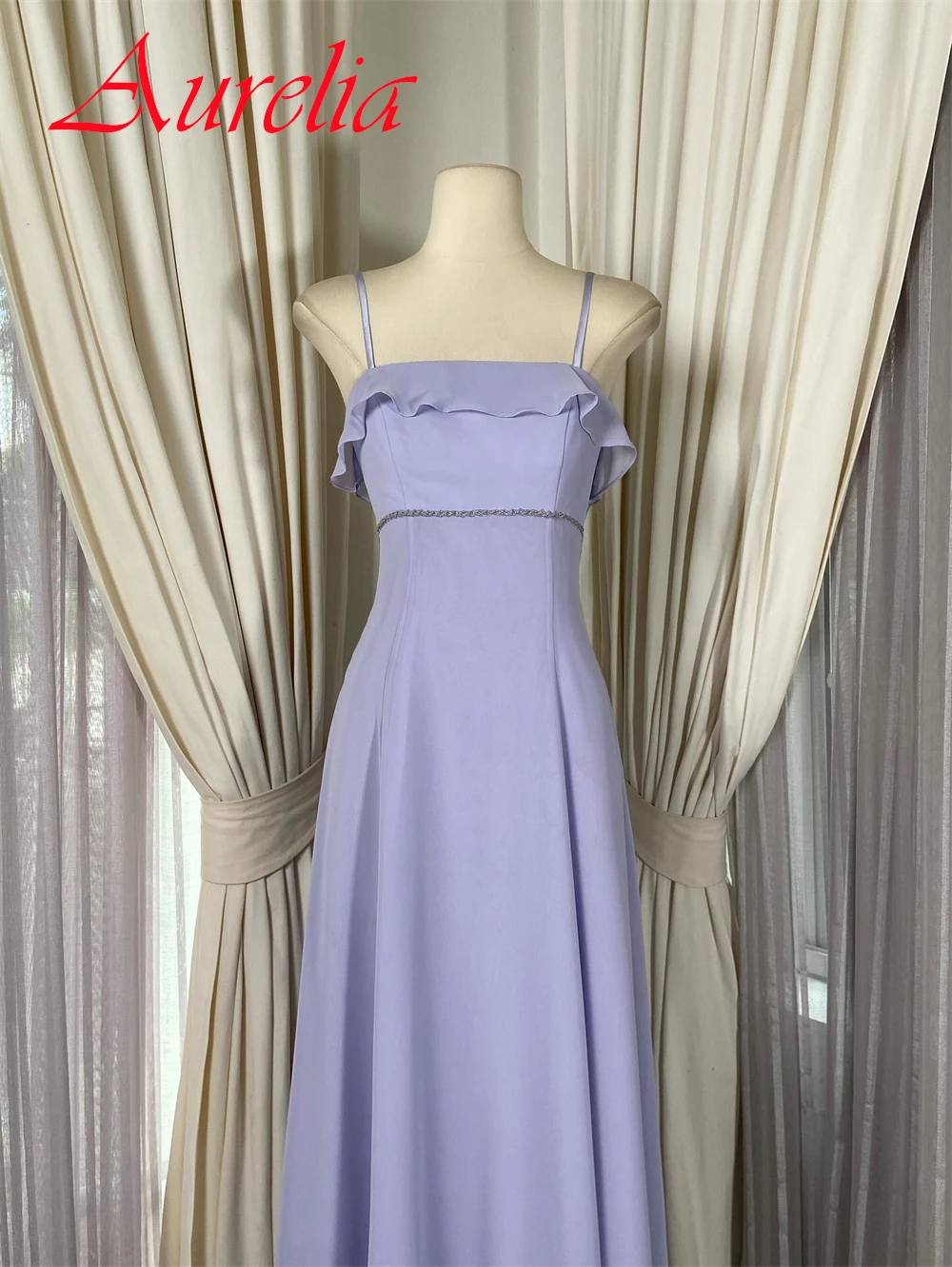 Maßgeschneidertes, elegantes, anmutiges lila Jersey-Abendkleid, zartes, trägerloses Spaghettiträger-Abschlussballkleid mit kurzen Ärmeln und Reißverschluss hinten