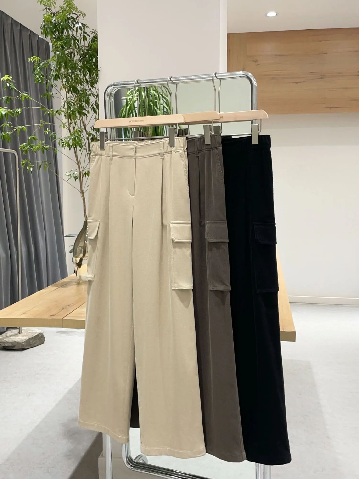 Nok Xiaola ملابس عمل أصلية لشتاء 2024 بخصر مطاطي من المخمل سراويل غير رسمية بثلاثة ألوان نمط التنقل بخصر عالٍ وساق مستقيمة #3