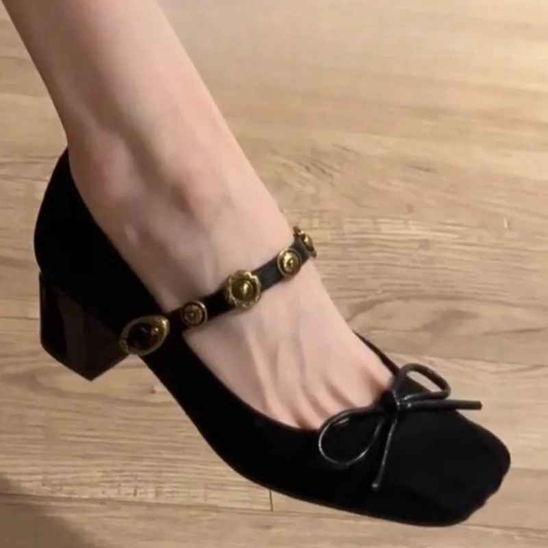 

Осенние новые плиссированные замшевые туфли на каблуке с заклепками и квадратным носком, нескользящий одинарный каблук на блочном каблуке