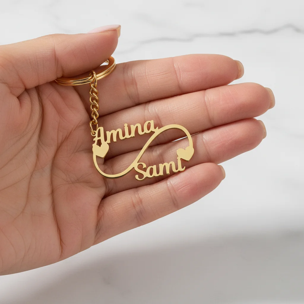 

Персонализированный брелок с именем в виде бесконечности - из нержавеющей стали с 18-каратным золотым покрытием, с именами пары на заказ - романтический подарок для неё/него