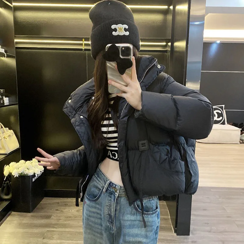 เสื้อแจ็คเก็ตขนเป็ดสีขาวสำหรับผู้หญิง เสื้อโค้ทกันหนาวแบบมีฮู้ด รุ่นใหม่ปี 2025 เสื้อแจ็คเก็ตขนเป็ดผู้หญิงทรงหลวม หนา อุ่น สไตล์แฟชั่นเกาหลี