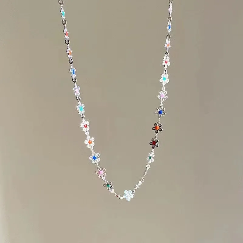 Modische Emaille-Halskette mit bunten kleinen Blumen für Frauen und Mädchen, ideal für den Urlaub, mit Schmuck-Accessoires.