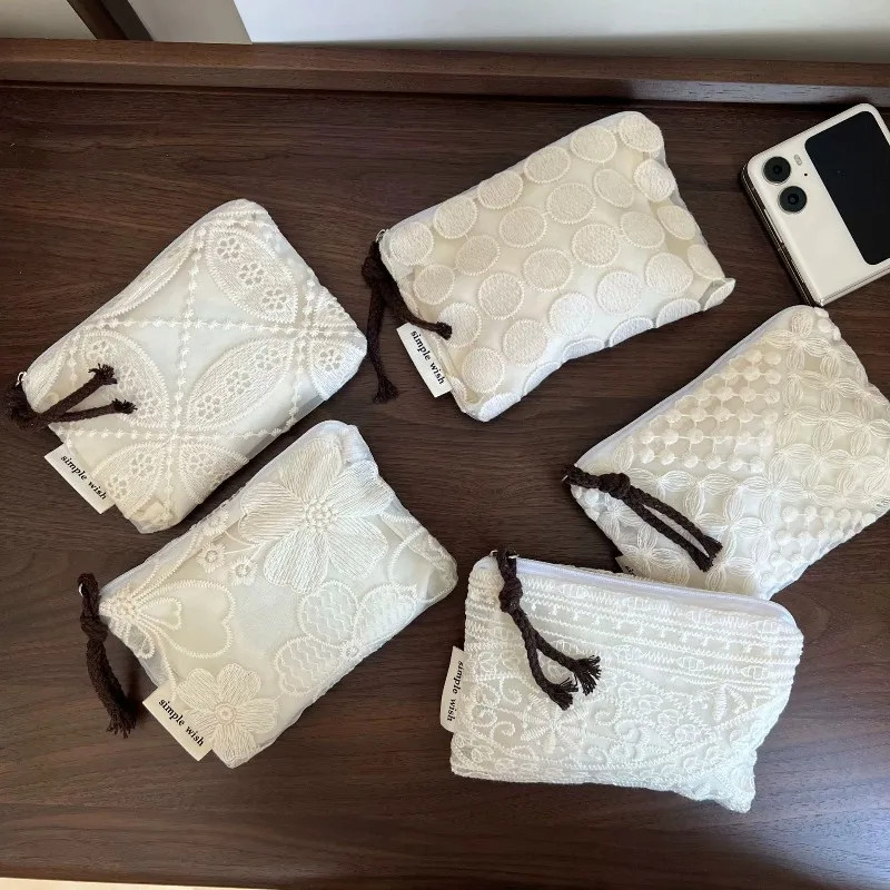 White Lace Embroidered Mini Women's Makeup Bag Portable Lipstick Cosmetic Organizer caes Wallet