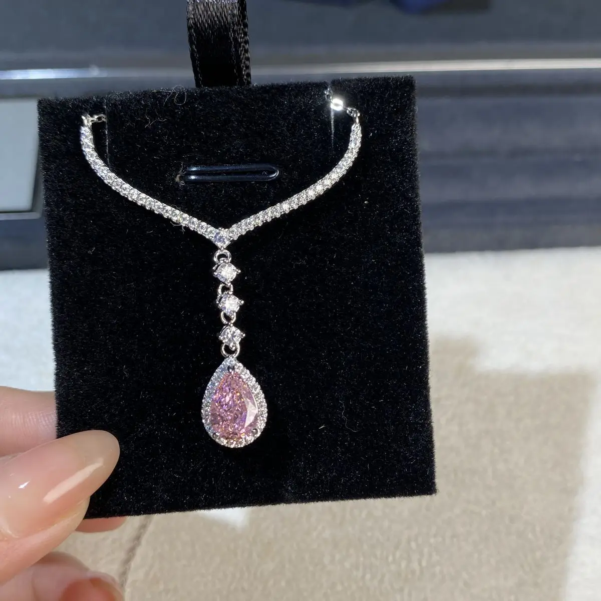 

18K white gold and platinum PT950V type necklace pendant pink diamond radiant cut moissanite pendant high-end