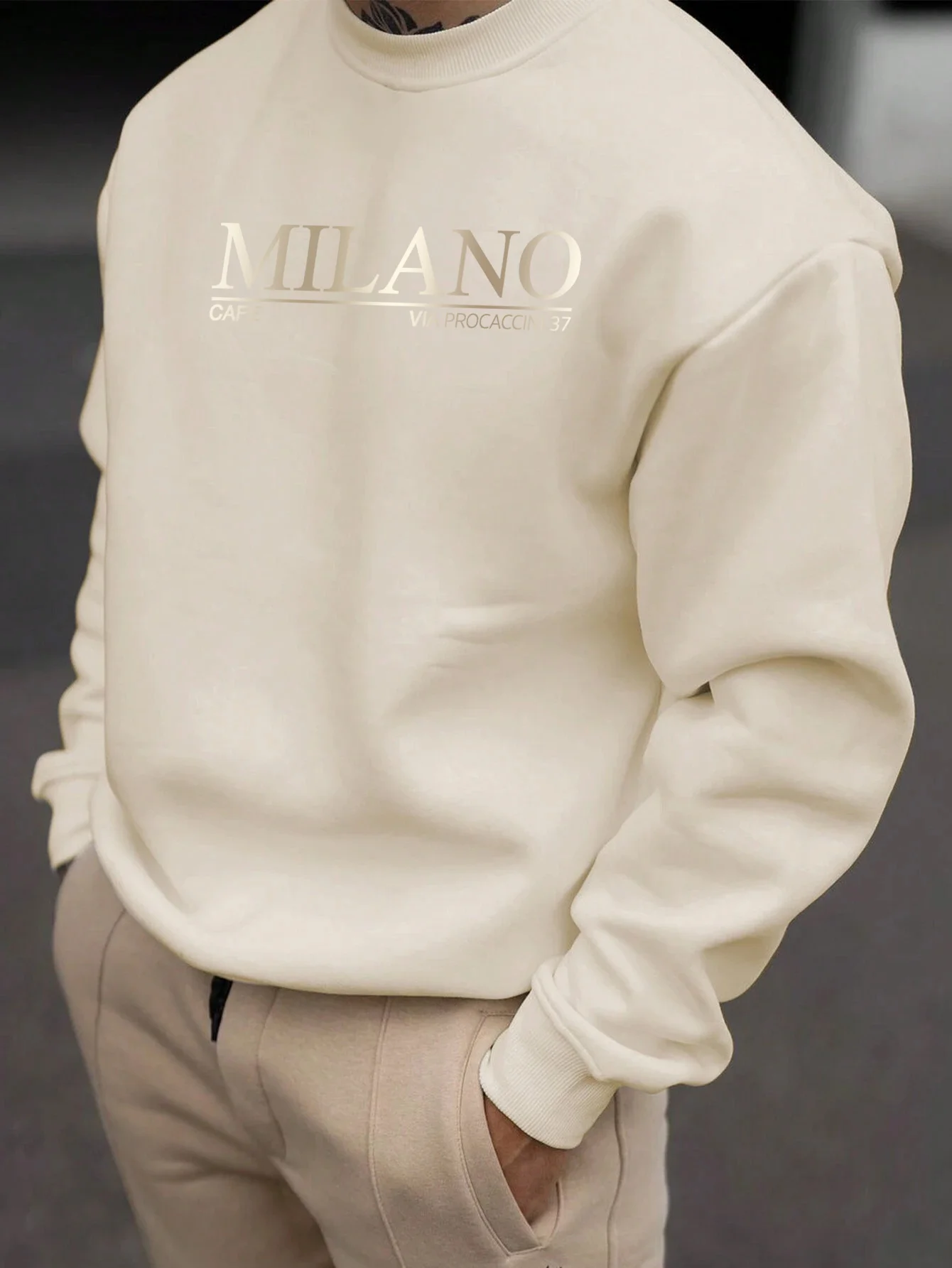2025 La nueva sudadera de cuello redondo para hombre de moda presenta un novedoso diseño de letras Milan impresas en 3D, adecuada para el uso diario.