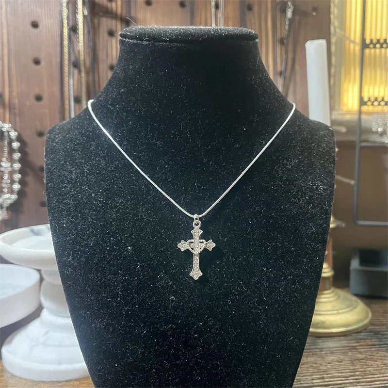 قلادة من الفولاذ المقاوم للصدأ Y2K مصنوعة يدويًا مع قلادة متقاطعة على شكل قلب من حجر الراين الصغير #2