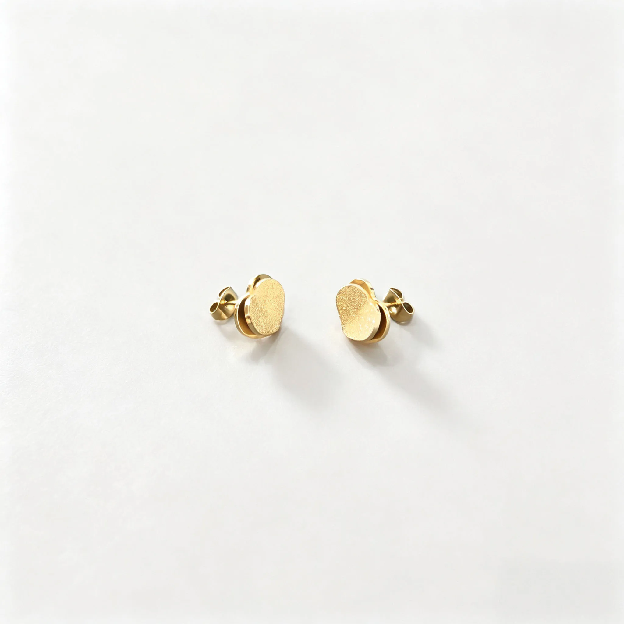 Stainless steel heart-shaped frosted earrings with a fresh, sweet and girlish feel for daily use, no collision earrings