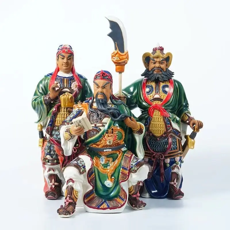 The statue of the god Guan Gong is dedicated to the ceramic Buddha statue ornament collection