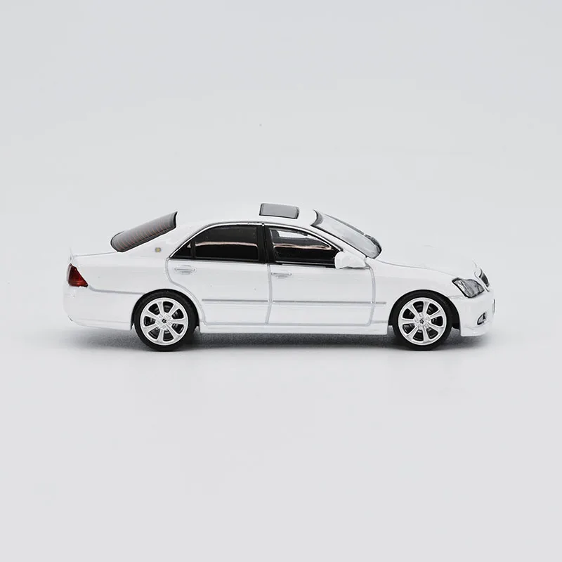 DCT 1:64 Crown Athlete S180 2005 Alloy Simulation Car Model Static Collection Decorated Holiday Gifts Toys
