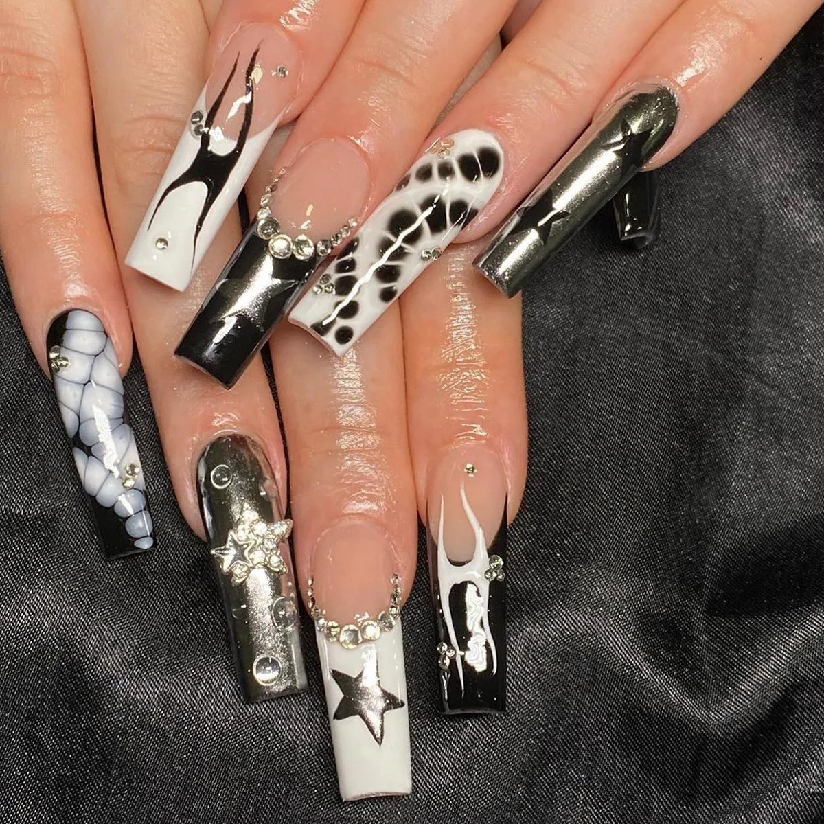 Use A Set Of 24 Fake Nails To Rotate The Nails, Covered With Complete Handicrafts, To Design Black And White Rescue Nails, Silve