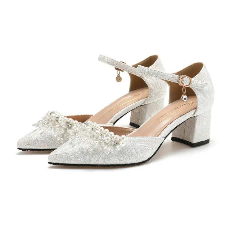 

Женские белые кружевные босоножки с жемчугом на блочном каблуке, размеры 34-43, модель 2026, с острым носком и ремешком на щиколотке, для свадьбы, выпускного вечера и вечеринок