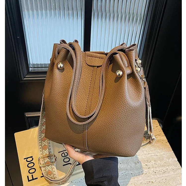 

Простая и вместительная сумка, новинка 2025, ретро, широкий плечевой ремень, сумка-ведро через плечо на одно плечо