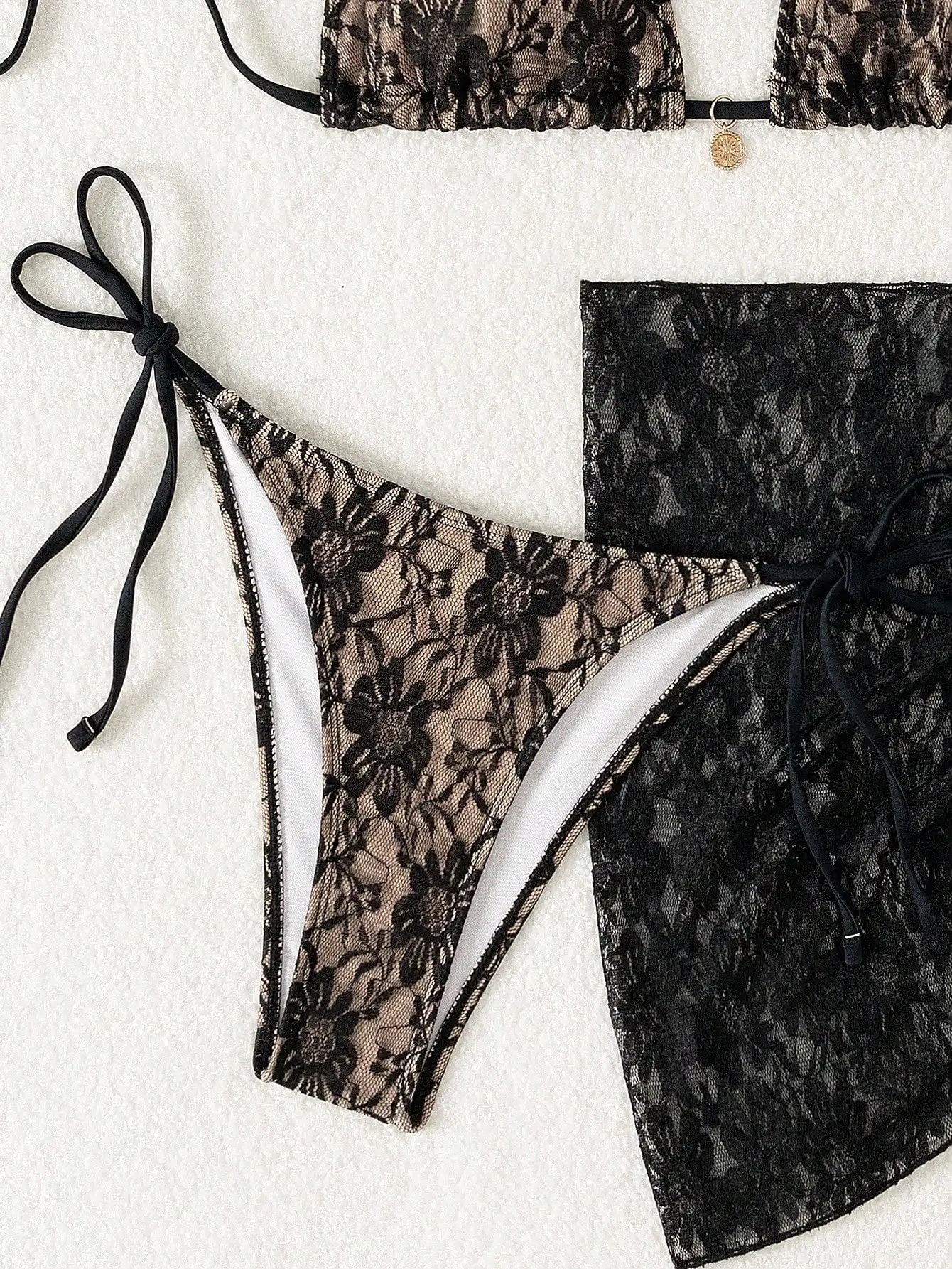 

Женский кружевной комплект бикини из 3 предметов: топ-халтер, треугольный топ, трусики-стринги, пляжная накидка