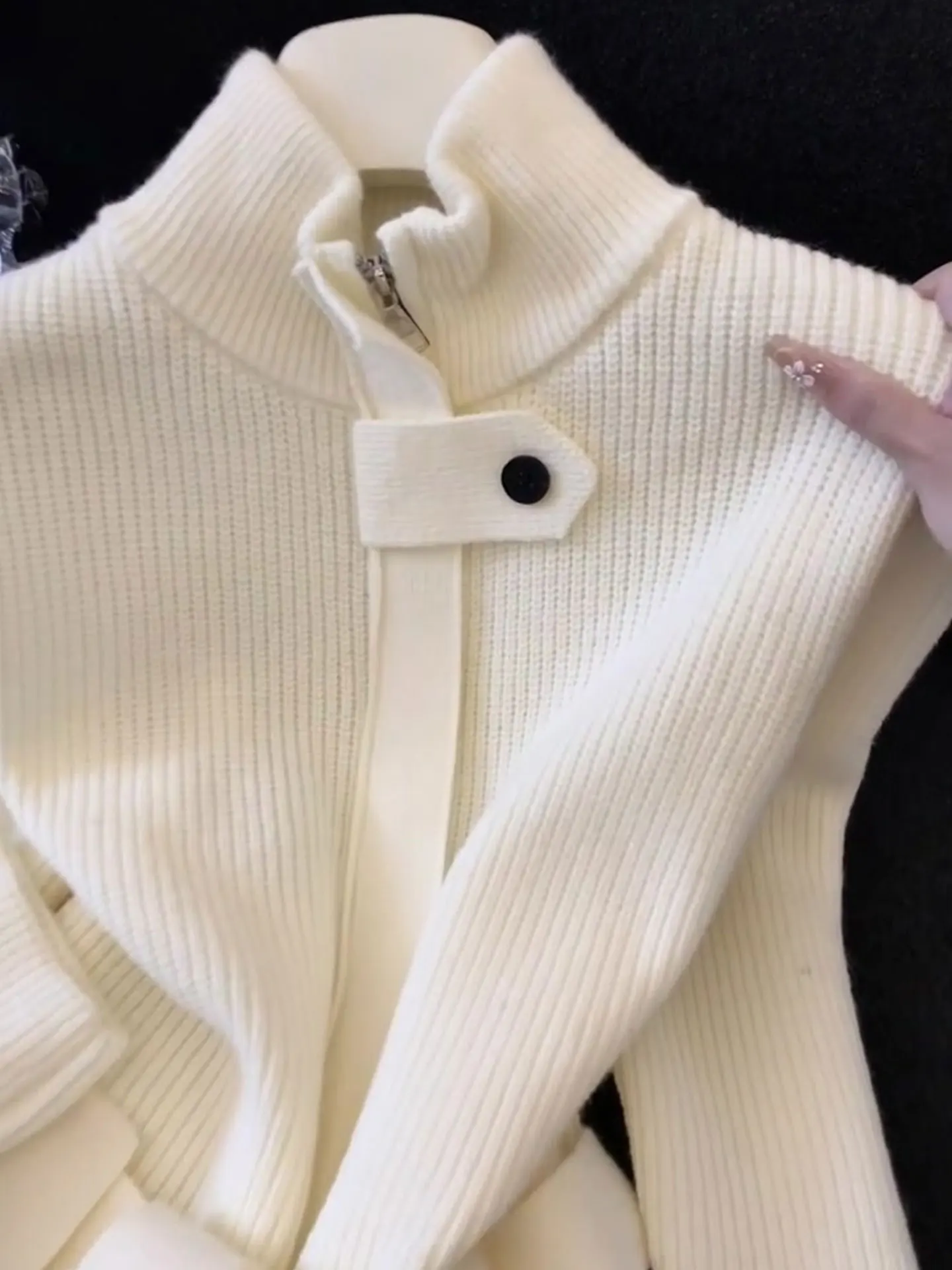 Miękki sweter z długim rękawem, styl koreański, elegancki, do pracy, top damski, moda zimowa, dzianinowy, wygodny krój.