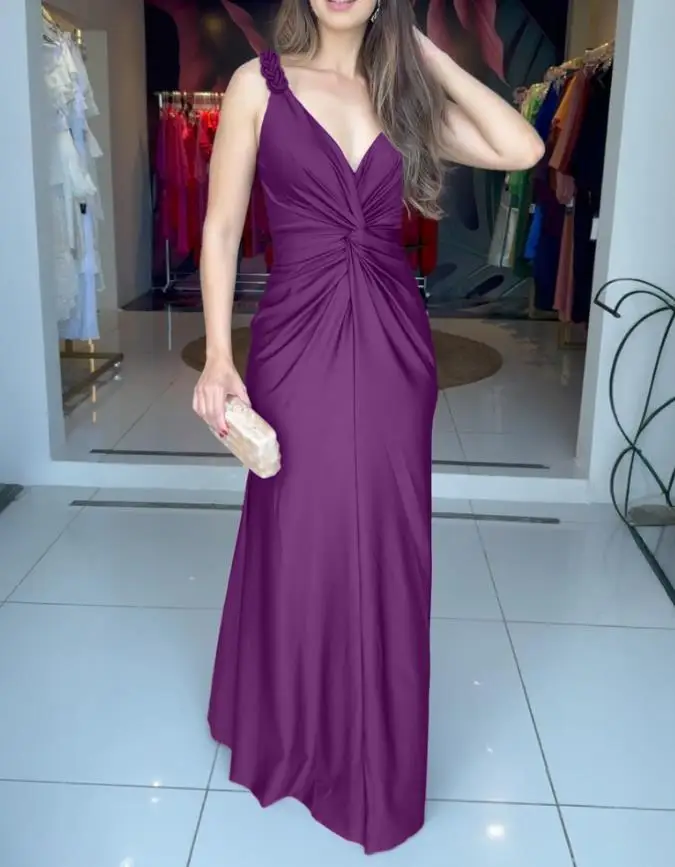 Elegancka damska sukienka maxi z dekoltem typu halter, głębokim dekoltem w serek, plecionymi ramiączkami, skręcanym przodem, bez rękawów, dopasowana, zapinana na zamek z tyłu.