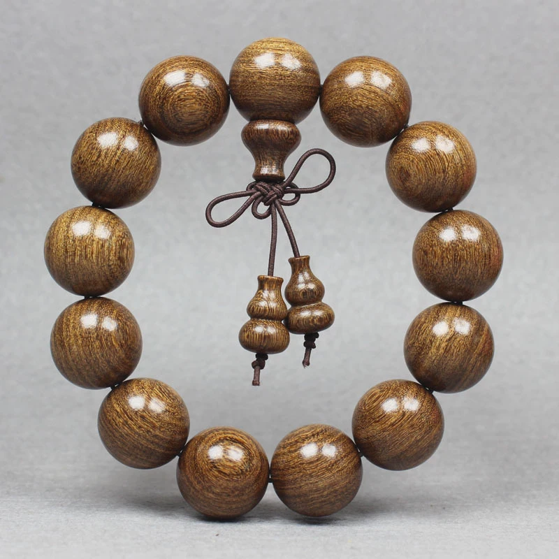 

Small commodities for street vendors: Buddha beads bracelet made from the same material as golden sandalwood, with smooth grain,