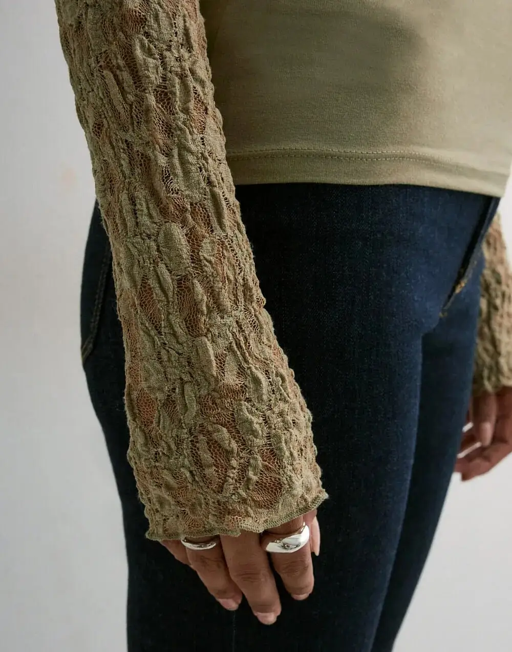 เสื้อครอปท็อปผ้าตาข่ายซีทรูสำหรับผู้หญิง สไตล์คลับแวร์สุดหรู แฟชั่นเสื้อแขนยาวลูกไม้สีดำ ทรงเข้ารูป  เสื้อเบลาส์สำหรับงานปาร์ตี้