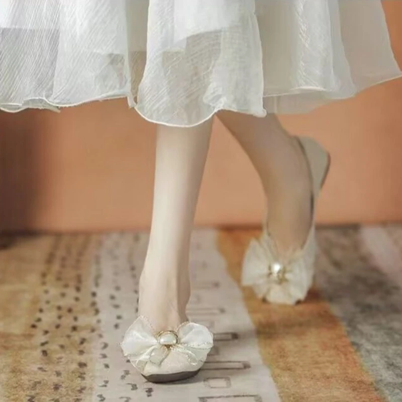 

2026 New Women Low Heel Flat Shoes for Skirts Spring Summer Autumn Gentle Fairy Style Bow Decor Casual Fashion