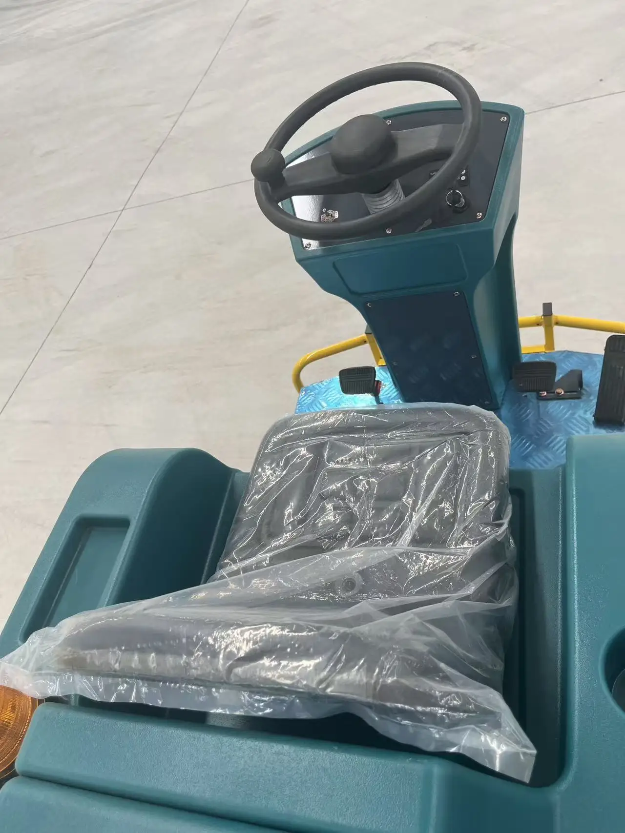 SW-1300 Macchina per la pulizia dei pavimenti Spazzatrice multifunzionale per esterni efficiente e a risparmio energetico