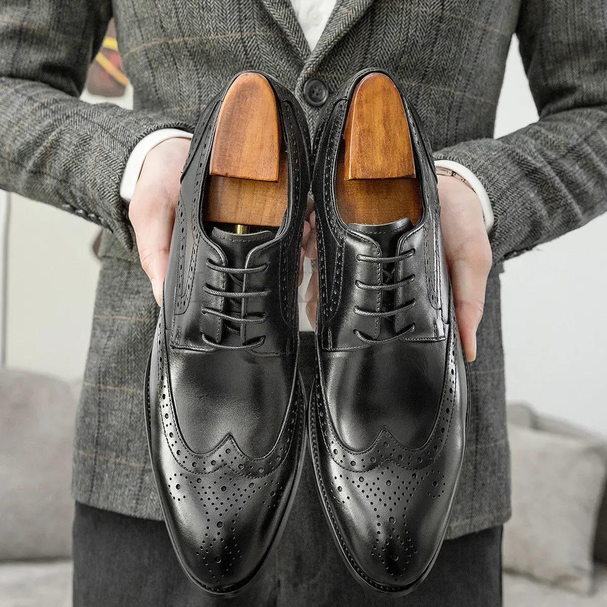 Dress Shoes for Male Luxury Genuine Leather Quality Classic New British Trend Mens Burgundy Brogues Business Wedding Shoes