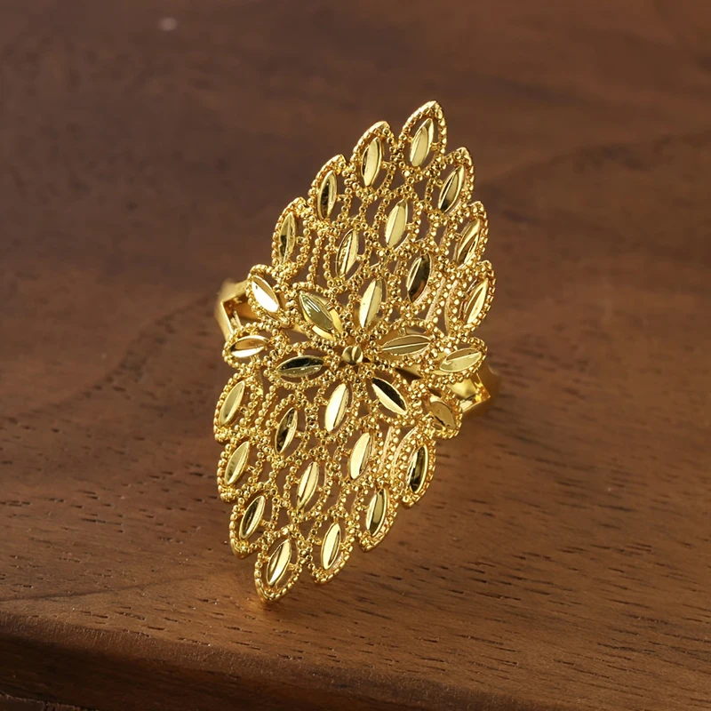 Huitan Wunderschöne goldfarbene blattförmige Damenringe mit ausgehöhltem Design, exquisite Damenringe für Hochzeitsfeiern, neuer trendiger Schmuck