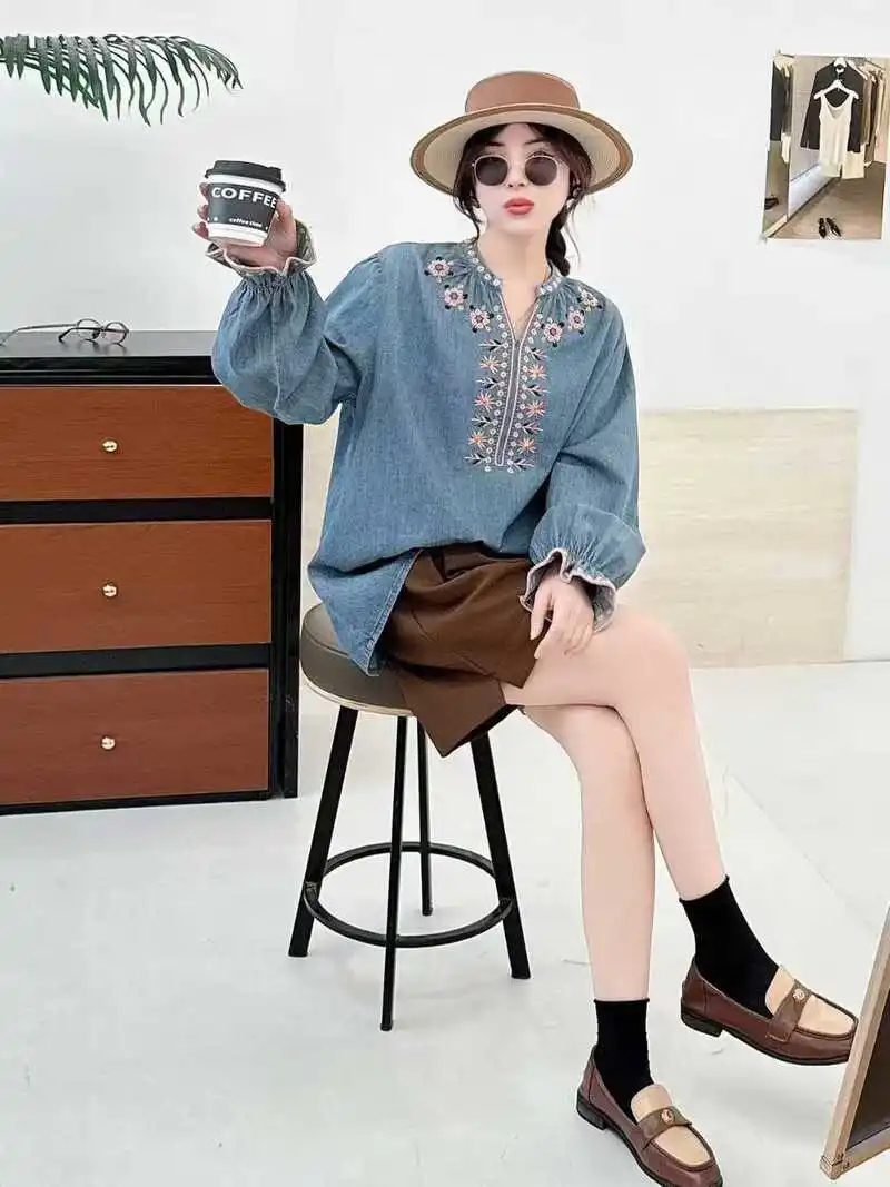 เสื้อเชิ้ตเดนิมแขนยาวฤดูหนาวปี 2025 ใหม่ ผู้หญิง คอวี ปักลายเรขาคณิต สไตล์โมริเกิร์ล วินเทจ ลายชนเผ่า ทรงหลวม รุ่น T5N552CC