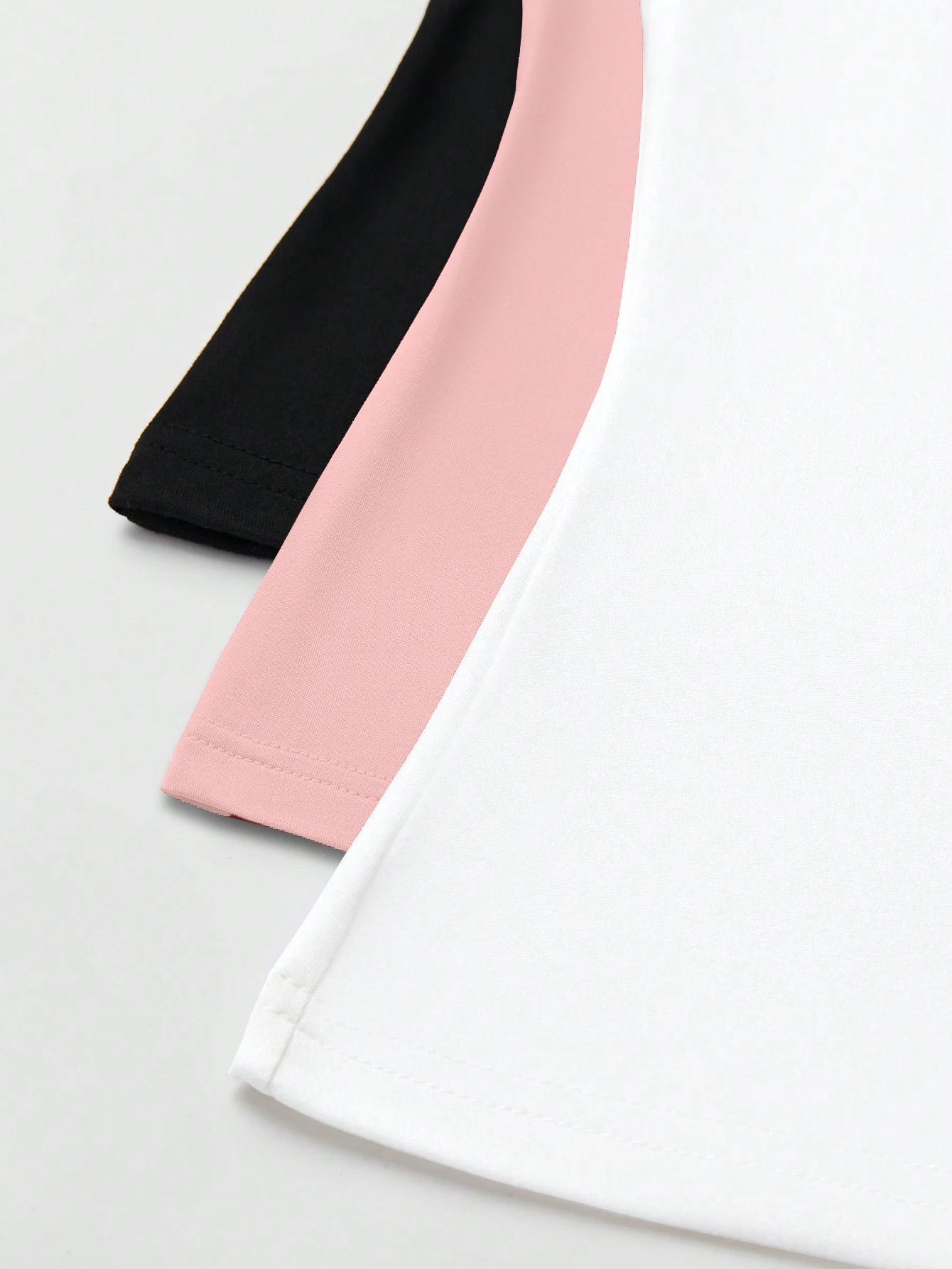 

A three-piece solid color casual high-neck sleeveless vest set for fashionable ladies