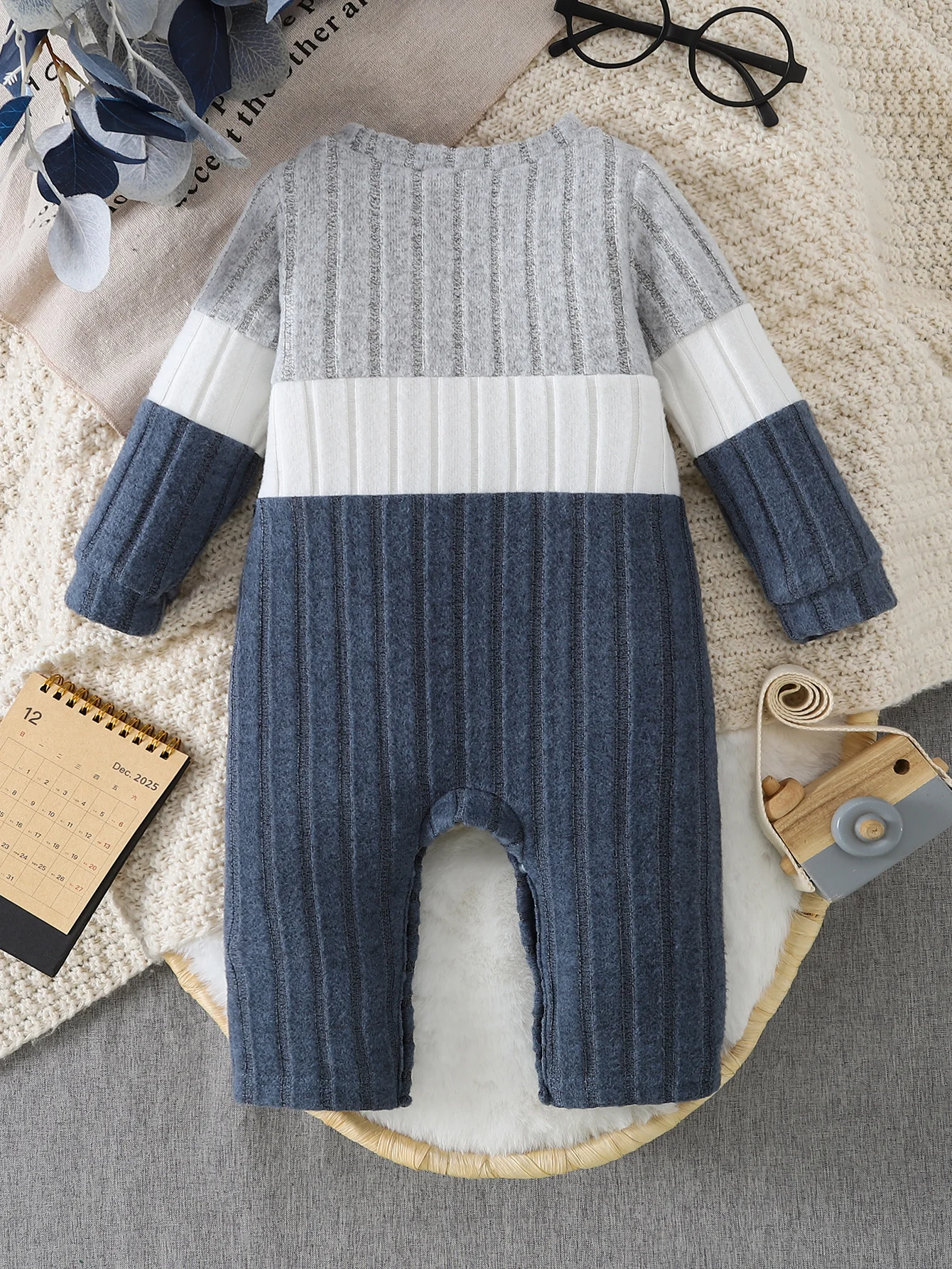 1 Stück Baby Farbblock Gerippter Langarm-Strampler, Jumpsuit mit Druckknöpfen im Schritt für 0-12 Monate – Detail 2