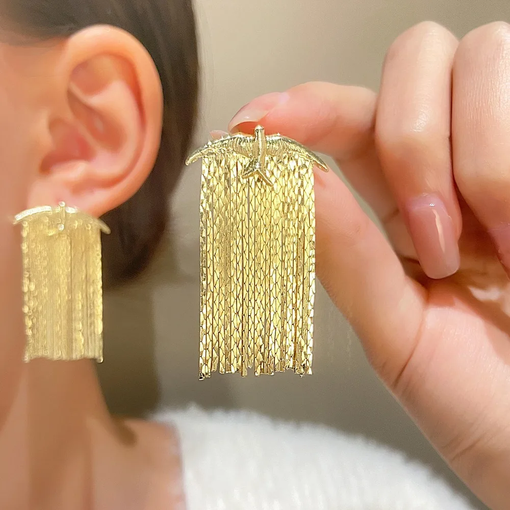Creative Retro Gold Color Lifelike Spreading Wings Flying Birds Tassel Waterfall Stud Earrings for Women Charm Jewellery Gifts