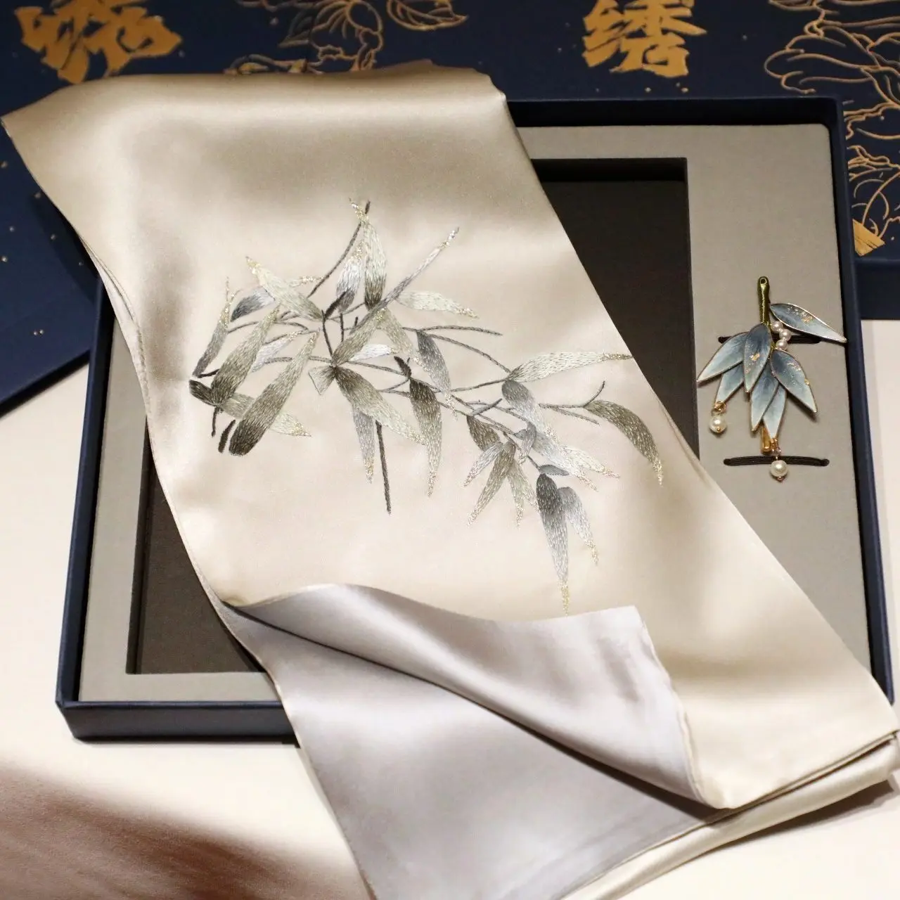 embroidery pure silk hand-embroidered scarf and velvet flower brooch set, scarf, intangible cultural heritage, business gift