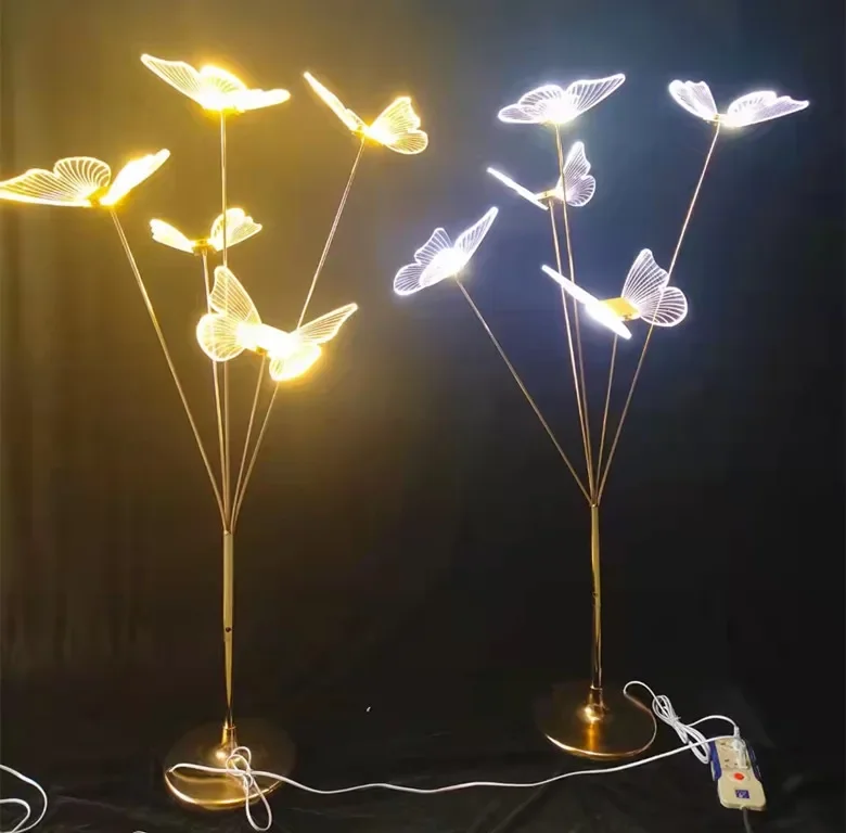 Oggetti di scena per matrimoni, lampadario a farfalla in ferro battuto, piombo stradale per collegare luci, scena di proposta di disposizione dell'illuminazione della scena di nozze.