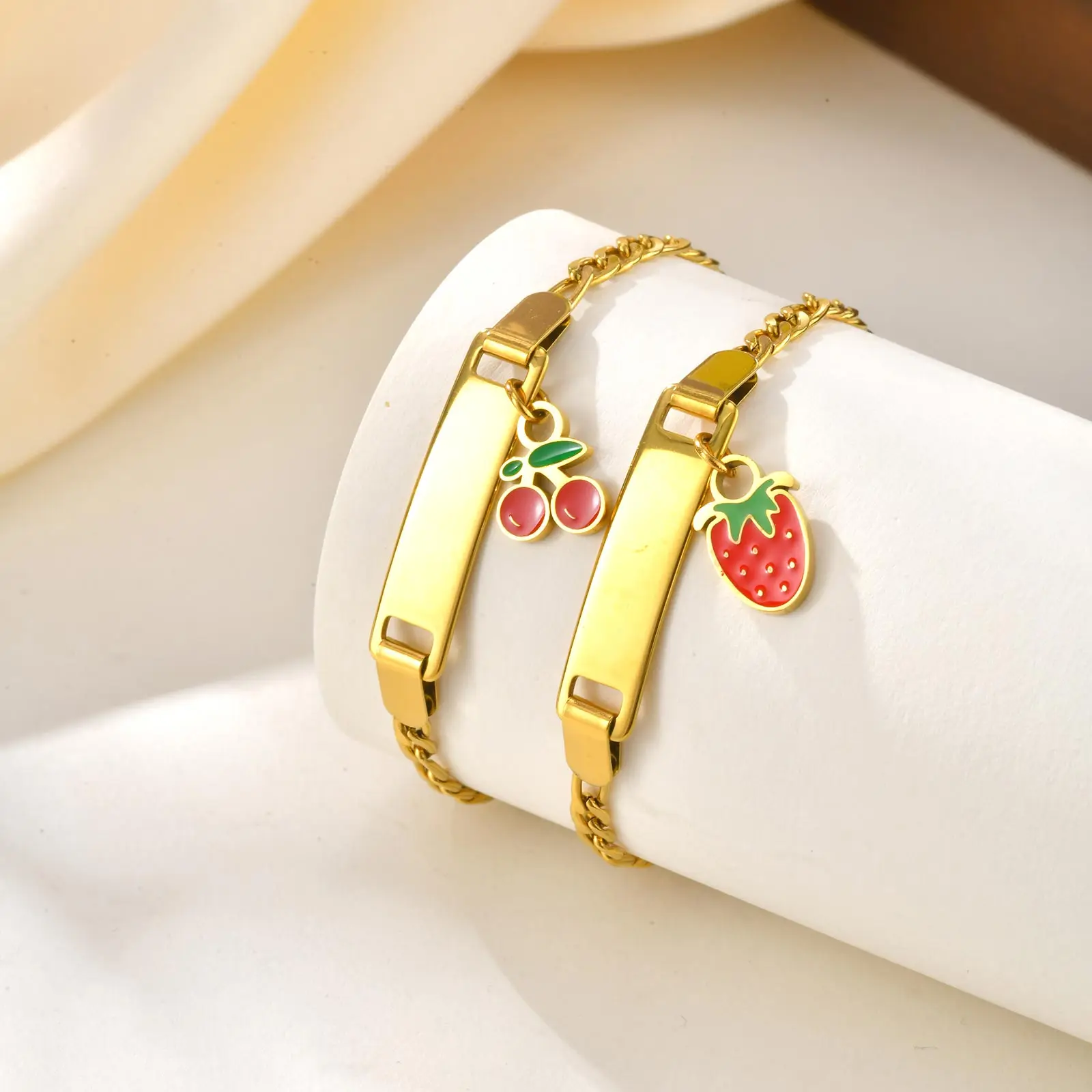 Personalisiertes personalisiertes Namensarmband für Mädchen, Jungen, Erdbeer-Kirsch-Anhänger, Edelstahl-ID-Armband für Kinder – Detail 7