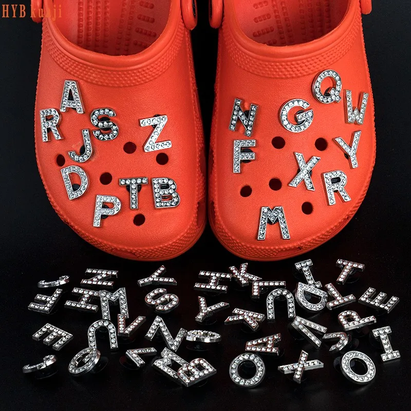 1 Stück silbrige Buchstaben, luxuriöse Schuhanhänger, Alphabet, Schuhdekorationen, Anstecknadeln für Gartensandalen, Frauen und Mädchen, glitzernde Geschenke – Detail 16