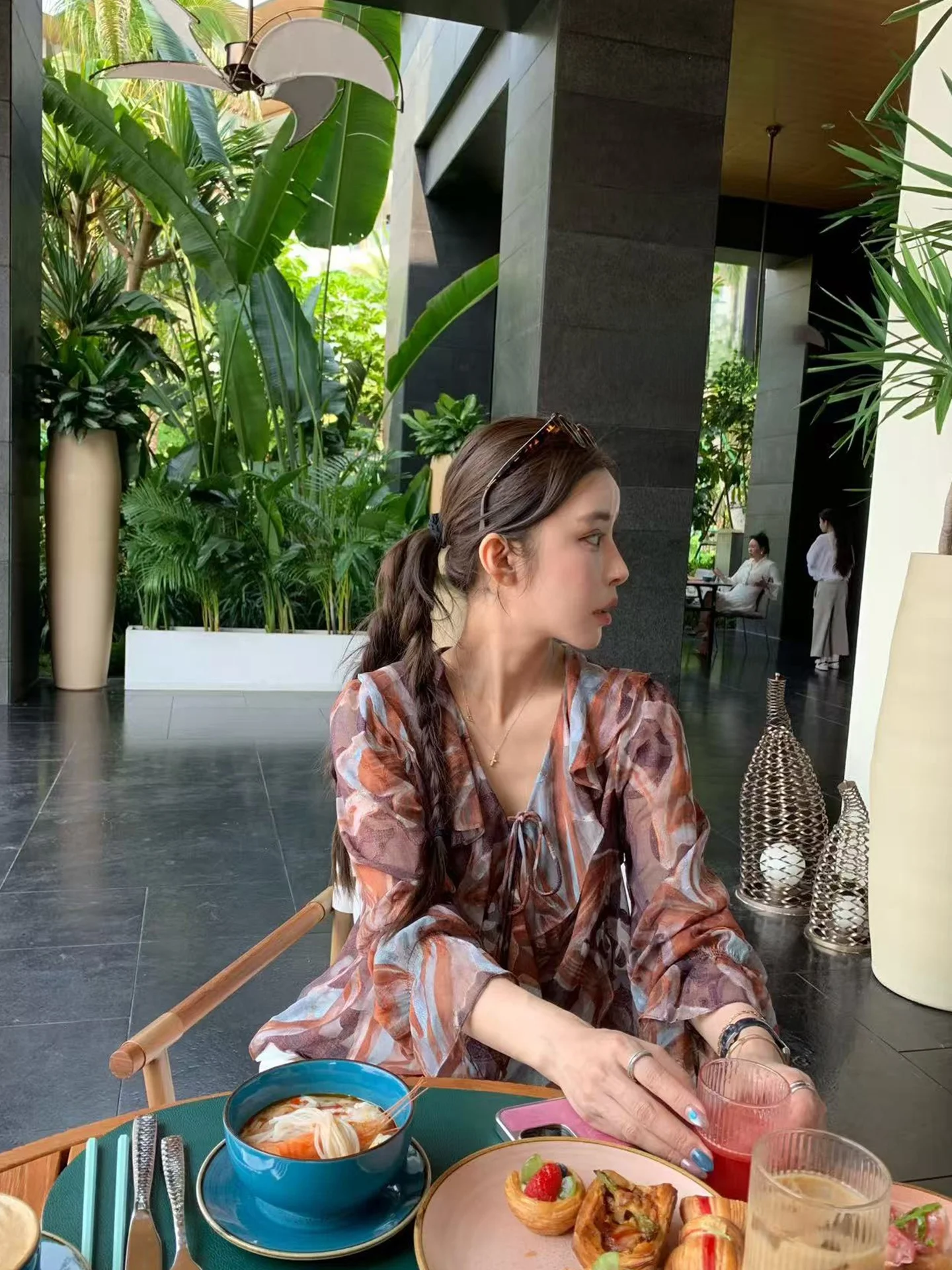 

Retro Oil Painting Print Blouse Fashionable Ombre Floral Pattern Chiffon Top Women's Casual Style Shirt Short Sleeve V-Neck