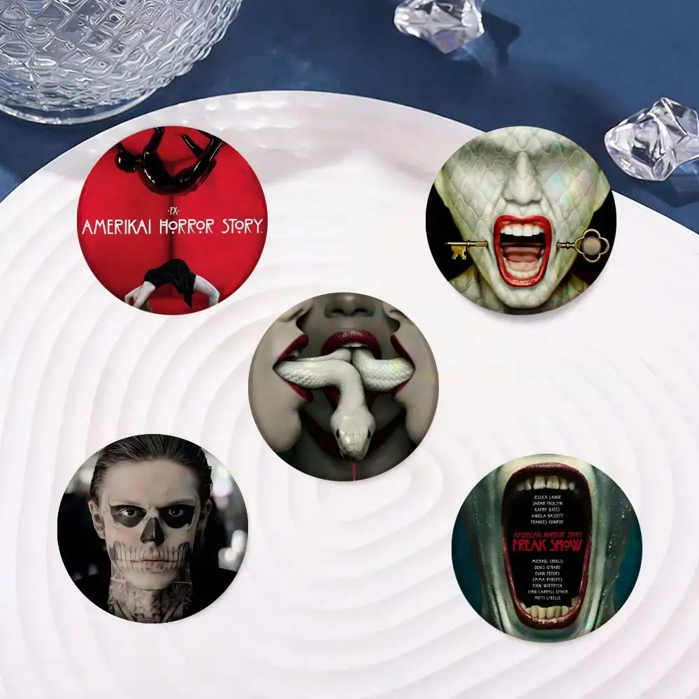 Broches American Horror Story (AHS) - Pins Redondos de 25, 32, 44, 58, 75 mm para Cosplay, Decoração de Bolsas, Presentes para Fãs e Amigos, Lembrança