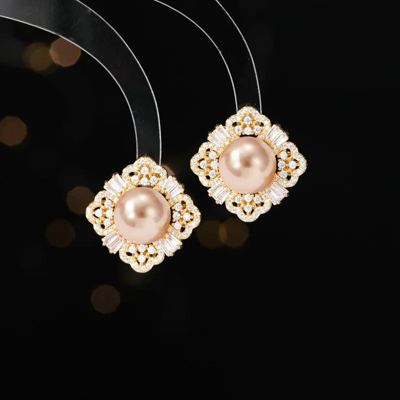 Orecchini a bottone con perle di nicchia francesi per i più venduti delle donne, design di lusso leggero, motivi scavati, orecchini di fascia alta