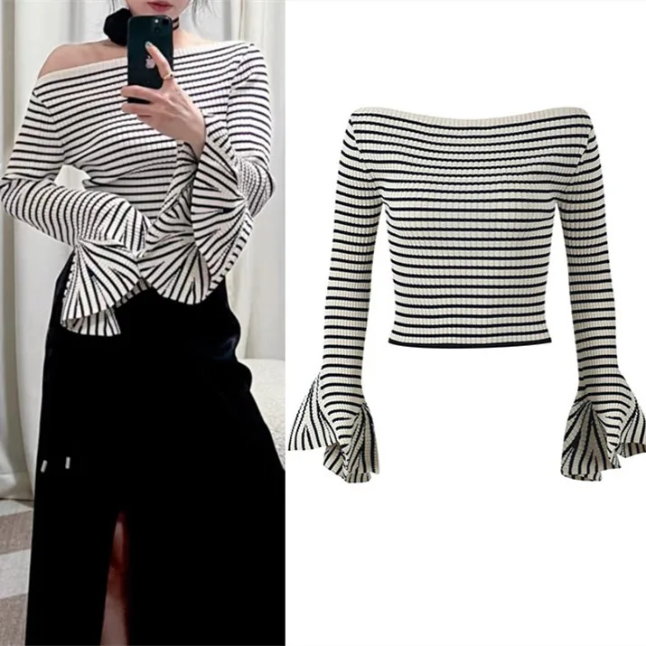 เสื้อถักไหมพรมสไตล์ยุโรประดับไฮเอนด์ ดีไซน์เปิดไหล่ข้างเดียว ลายทางสีขาวดำ แขนทรงกระดิ่ง ช่วงเอวไม่สมมาตร สำหรับผู้หญิง...