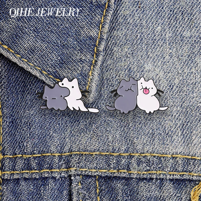 Gray White Couples Cat Interaction Snuggle Badge Enamel Pin Cute Cartoon Cat Bite Cat Brooch Bag Lapel Badge Fashion Jewelry Pin